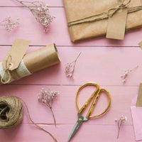 Si tenés retazos de cartón y un poco de hilo, no los tires, creá esta hermosa idea "low cost" para regalar en Navidad