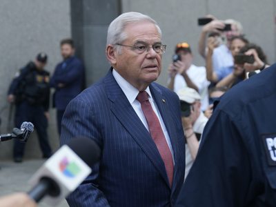 El senador Bob Menendez, condenado por sobornos, dejará su cargo