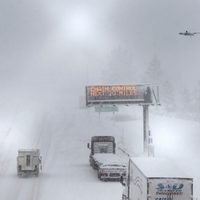 Tormenta en California y Nevada corta carreteras y deja nieve en las montañas