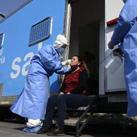 Coronavirus: después de superar los 2 millones, bajaron los contagios en Argentina