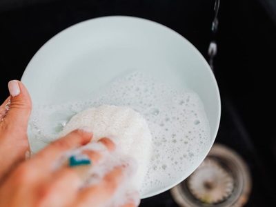 Con solo un ingrediente: dejá tus platos blancos relucientes como el primer día