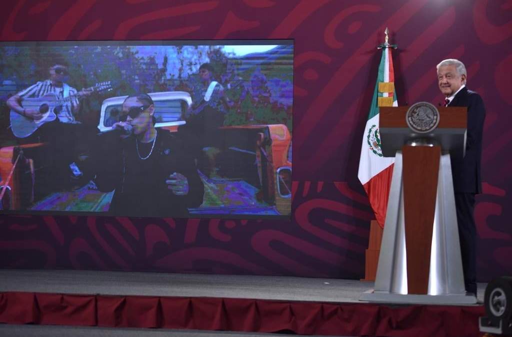 En su conferencia mañanera, AMLO ofreció a Yahritza y su Esencia presentarse el 15 de septiembre en el Zócalo