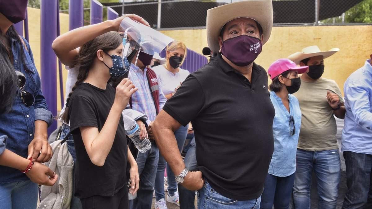 Feliz Salgado Macedonio en su plantón frente al INE