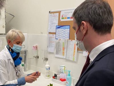 Francia anuncia la venta de "autopruebas" de coronavirus en farmacias