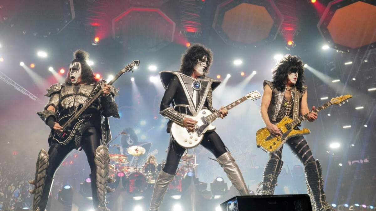 Gene Simmons, de izquierda a derecha, Tommy Thayer, y Paul Stanley de KISS en el Madison Square Garden en Nueva York el 2 de diciembre de 2023