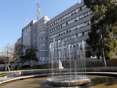 Un obrero de 75 años se encuentra grave tras caer de un techo