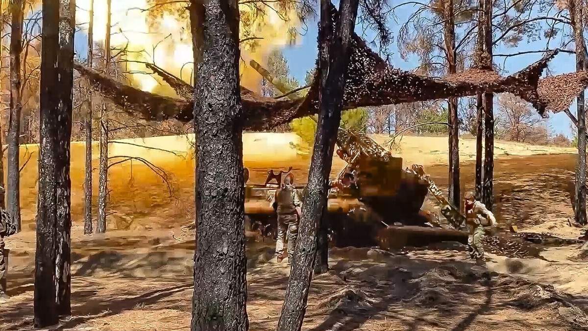 En esta imagen, tomada de un video distribuido por el Ministerio de Defensa de Rusia el 27 de agosto de 2024, soldados rusos disparan desde un 2S7 "Pion" autopropulsado de 203 mm hacia posiciones ucranianas en un lugar no revelado de Ucrania