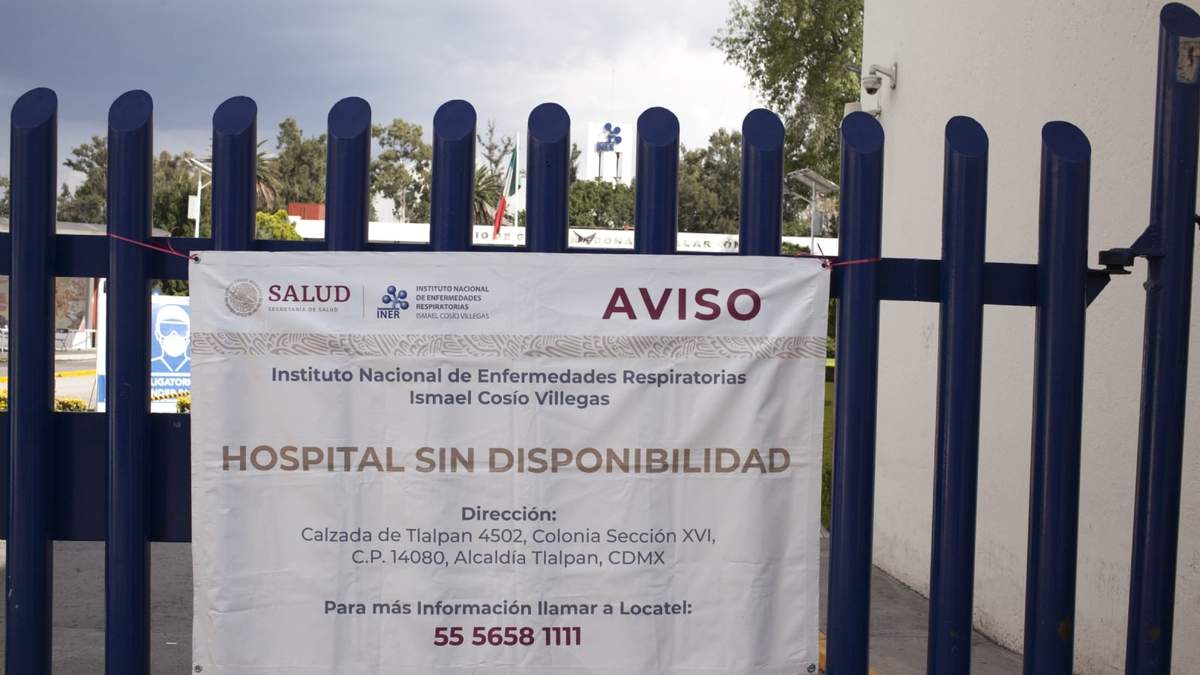 En el Instituto Nacional de Enfermedades Respiratorias Ismael Cosío Villegas se colocó una manta donde se anuncia que el hospital se encuentra sin disponibilidad
