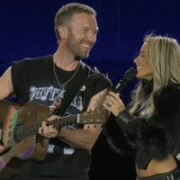 Chris Martin sorprendió en el show de Tini Stoessel con un show que desató el delirio de los fans