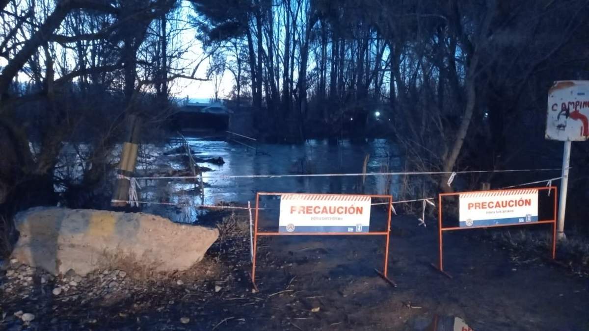 El puente desde donde se arrojó la mujer en Centenario. Fuente: (Fm Sayhueque)