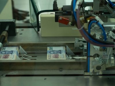 Banxico baja la tasa de interés y anticipa que siga el “ciclo de recortes”