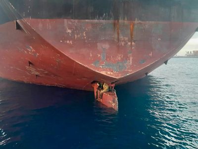 Guardacostas españoles encontraron a tres inmigrantes que viajaron en el timón de un barco