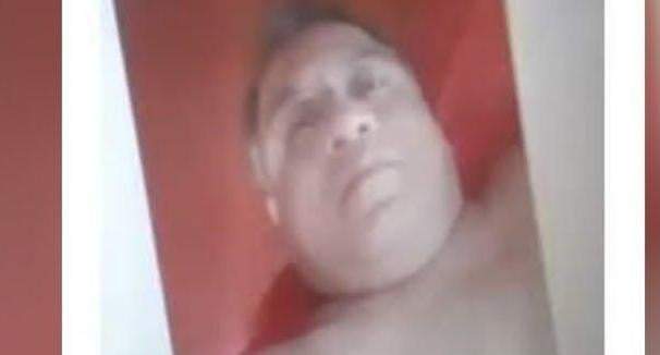 Profesor desnudo durante clase virtual