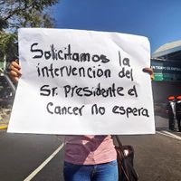 Padres de niños con cáncer bloquean AICM por falta de medicamentos (Video)
