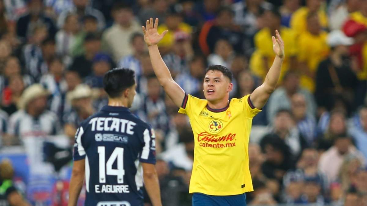 Richard Sánchez del América, festeja el gol ante los Rayados del Monterrey en el estadio BBVA