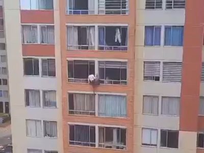 Muere una mujer que cayó desde un séptimo piso durante el sismo en Colombia (Video)