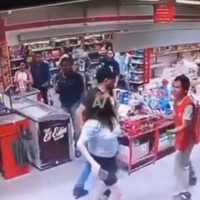 Empleados de 3B son golpeados por farderas al ser descubiertas robando (VIDEOS)