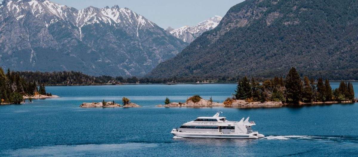 Recorrer el lago frente a Bariloche. Fuente: (Instagram)