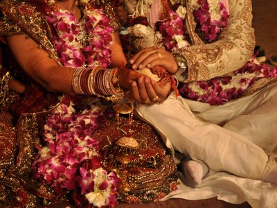 Insólito caso en India: un matrimonio denunció a su hijo por no “darles un nieto” después de casarse
