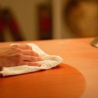 No gastes de más y eliminá para siempre el polvo de tus muebles con solo 4 ingredientes