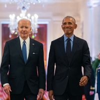 Barack Obama piensa que Biden debería replantearse su candidatura: WP