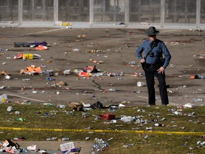 Acusan a dos adultos de homicidio por tiroteo en desfile de celebración de los Chiefs