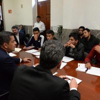 Normalistas comienzan a liberar a choferes y autobuses retenidos tras acuerdo con Segob
