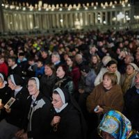 El papa a da gracias a los voluntarios mientras el Vaticano celebra otro evento del Año Santo sin él