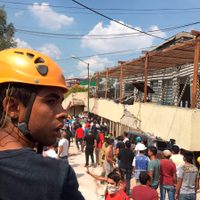 Puños arriba, señales de silencio e incertidumbre en el colegio Rébsamen