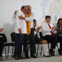 AMLO ofrece protección a quien dé información sobre normalistas de Ayotzinapa (video)