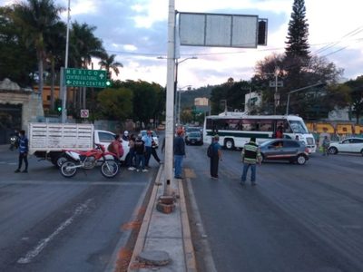 Empleados municipales paralizan Oaxaca para exigir el pago de su aguinaldo