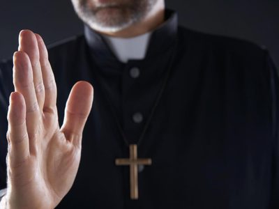 Polémico: renunció el director del hospital que le dio la vacuna a un sacerdote