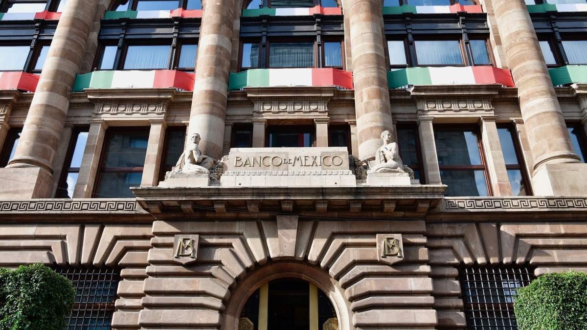 Banxico considera que se continúa requiriendo de una postura monetaria restrictiva