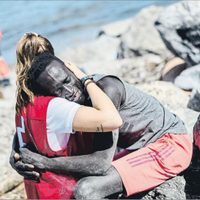Española abraza y ofrece agua a migrante en Ceuta; en redes la felicitan... y acosan