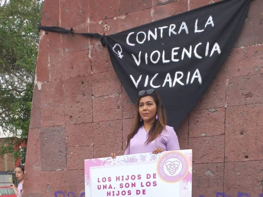 En busca de recuperar a su hija