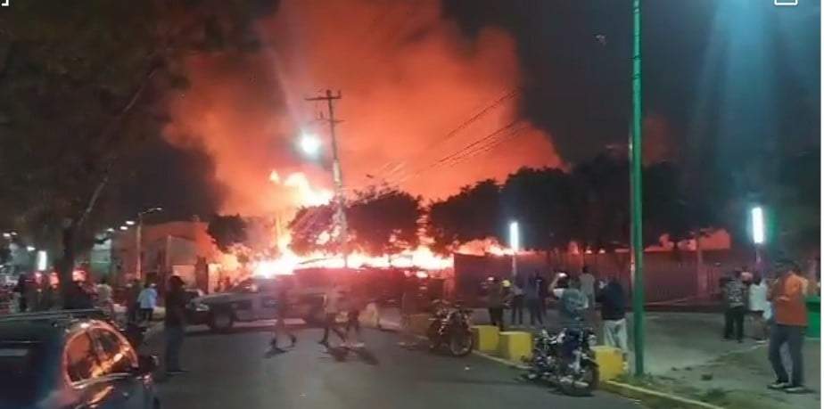 Incendio en bodega de Iztapalapa