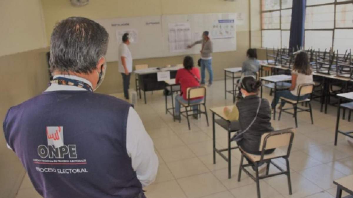 Conteo de votos manual en un colegio electoral de Perú. Fuente: (Twitter)