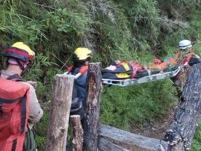 Rescataron a una mujer de 80 años que sufrió una fuerte caída durante una caminata de montaña