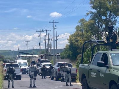 Asesinan a cuatro hombres y una mujer dentro de una recicladora en Apaseo el Alto