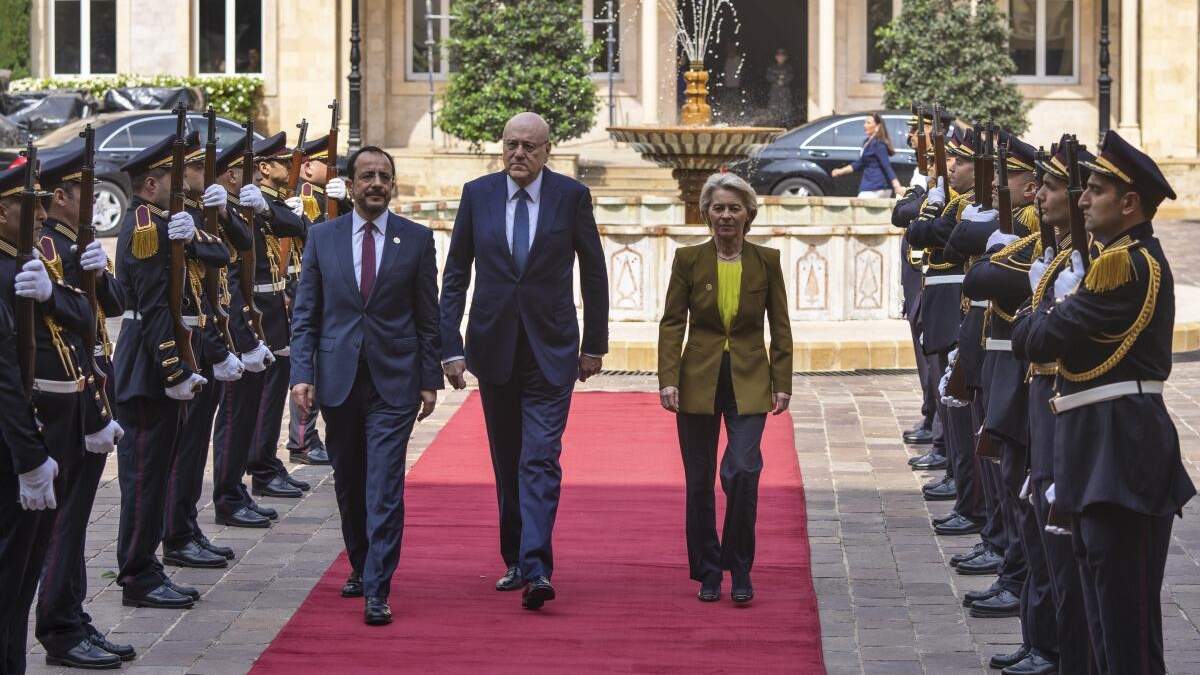 El primer ministro interino de Líbano, Najib Mikati, en el centro, recibe a la presidenta de la Comisión Europea, Ursula von der Leyen, en el palacio de gobierno de Beirut, Líbano