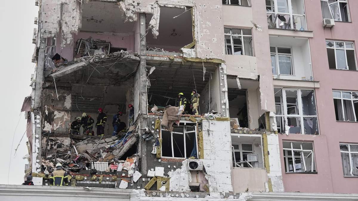 Rescatistas trabajan en un edificio dañado por un ataque ruso