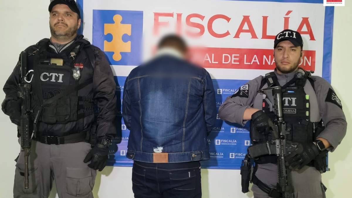 Agentes custodian al detenido