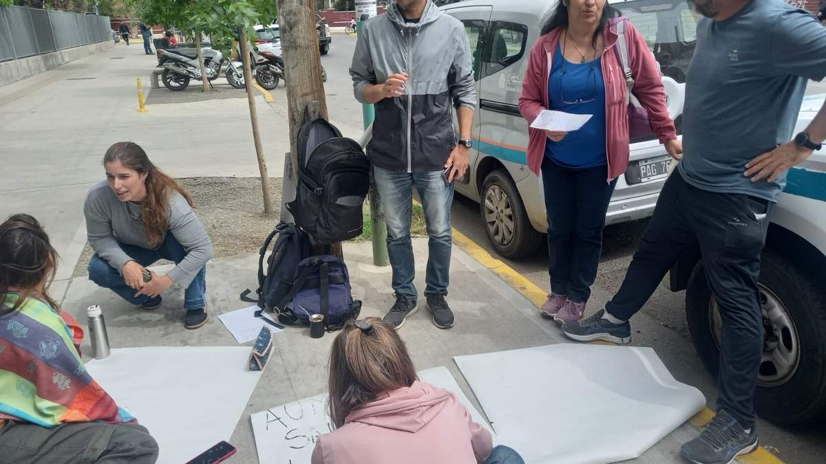 Trabajadores del Hospital Castro Rendón. Fuente: (Facebook)