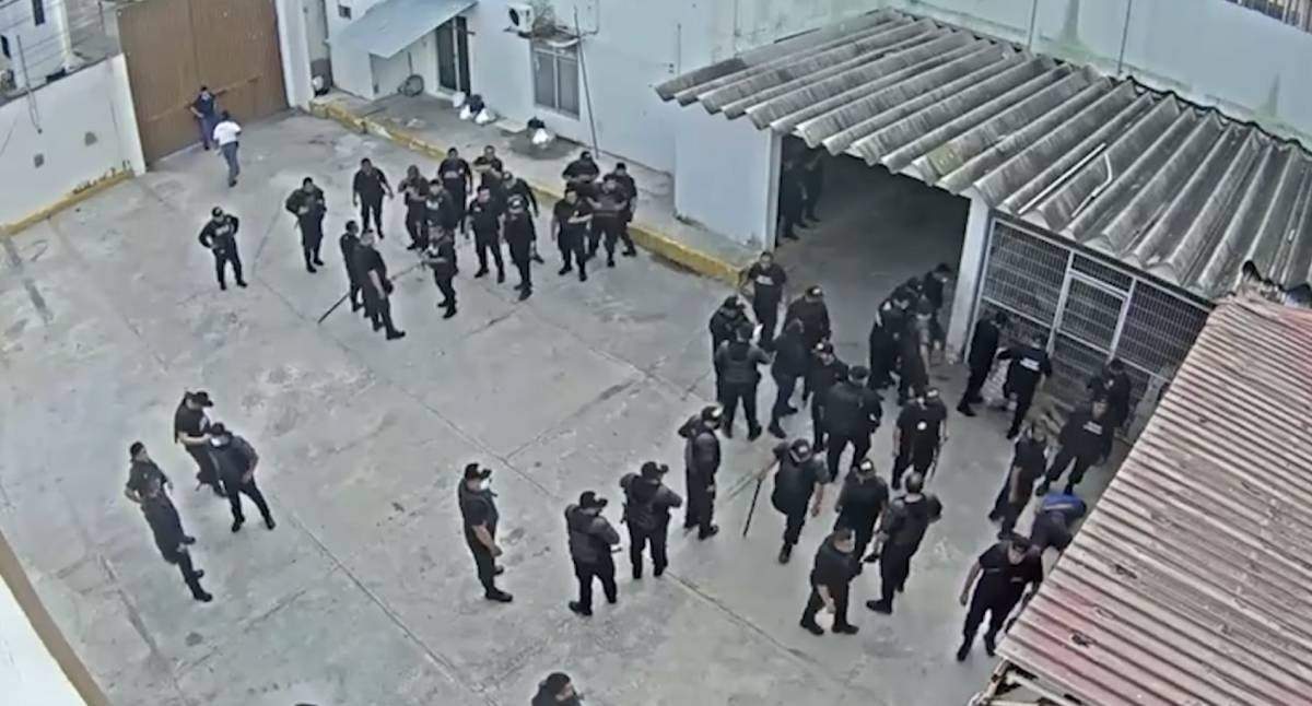 Policías agreden a una persona interna, según se observa en el video
