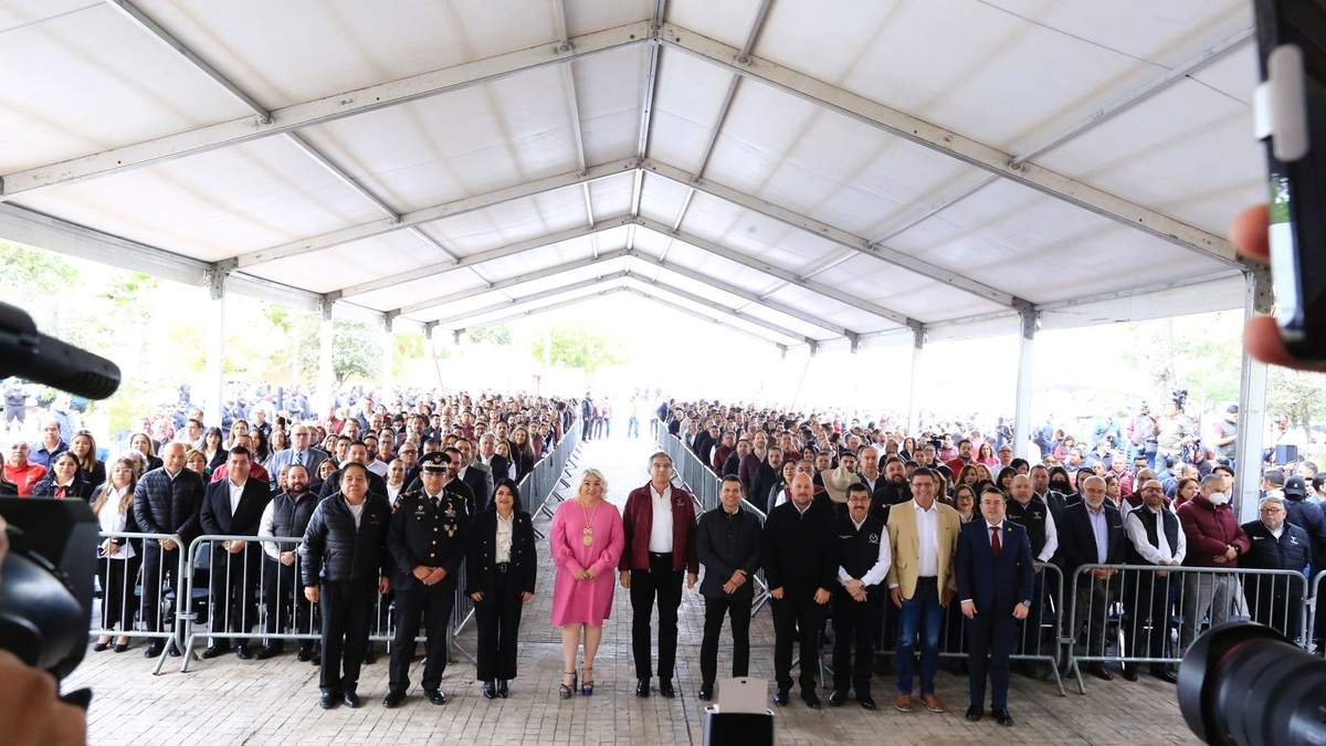 Entrega gobernador apoyos para mejorar servicios e infraestructura en Victoria