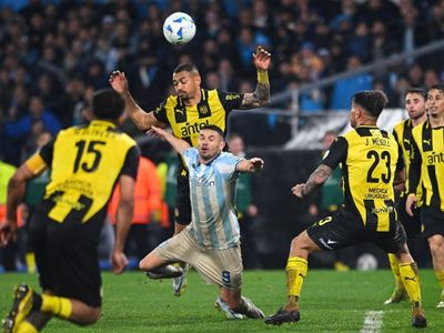 “Imprudente”: la Conmebol reveló los audios del VAR del penal de Racing ante Peñarol