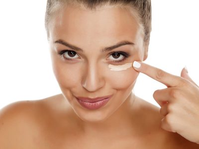Con solo 1 cosa muy fácil de conseguir: el truco infalible para eliminar las ojeras y lucir como nueva