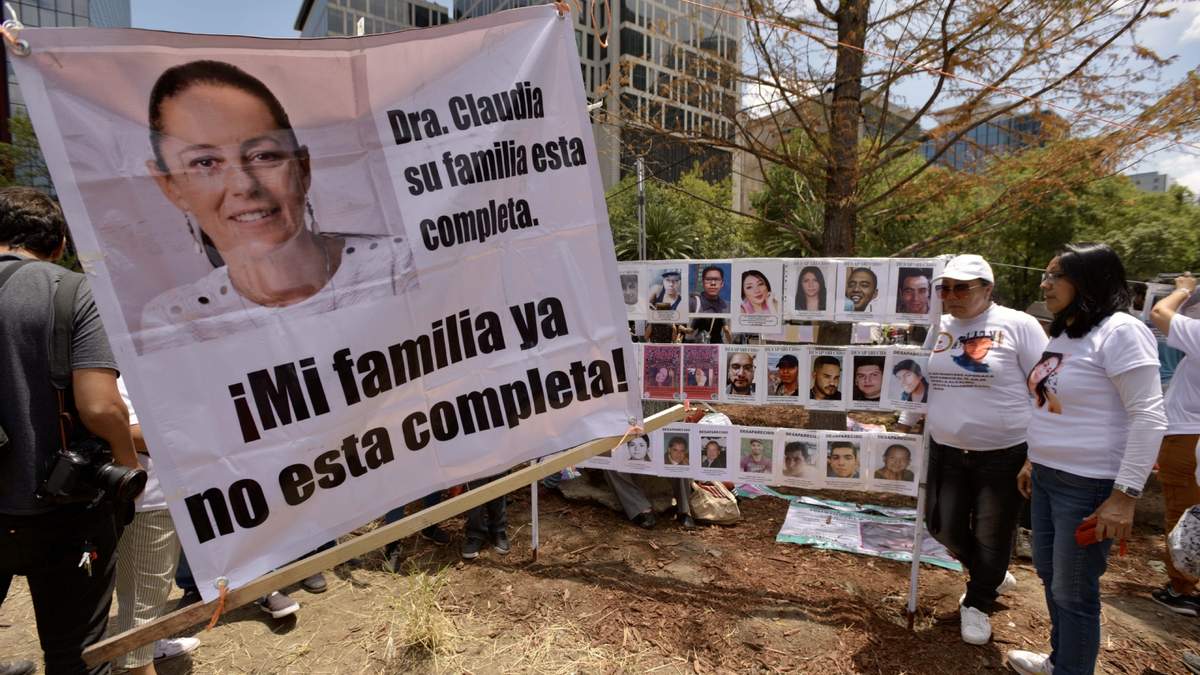 Familiares de desaparecidos colocaron fotografías de sus seres queridos en Paseo de la Reforma el 12 de junio de 2022