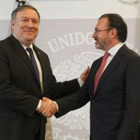 Pompeo refrenda a Videgaray 'importancia” de frenar avance de caravana migrante a EU