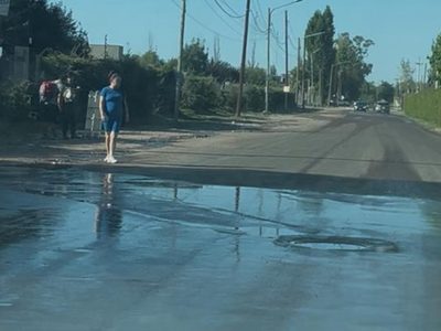 La pérdida de agua que está afectando a la calle Vieytes en Luján de Cuyo